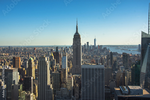Nowy Jork. Panoramę centrum Manhattanu z oświetlonym Empire State Building i wieżowce o zachodzie słońca.