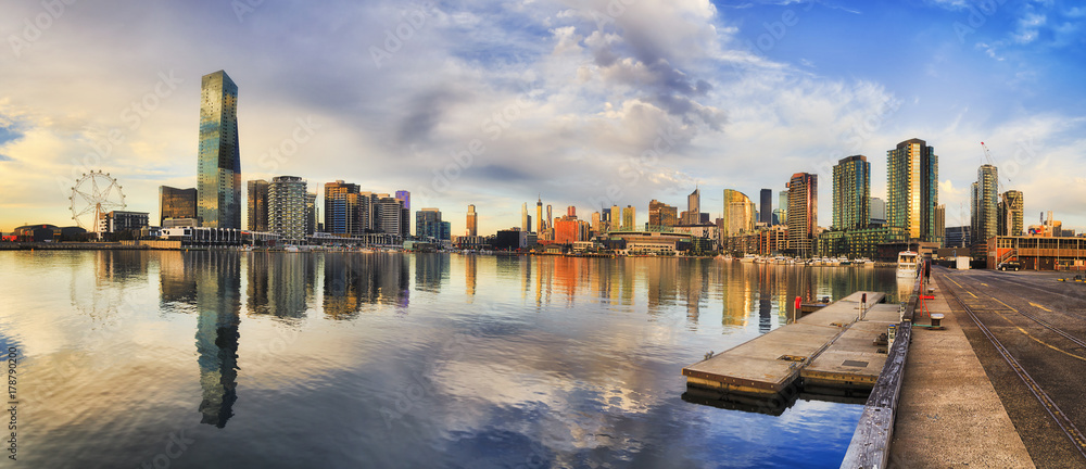 Fototapeta premium Panorama ME Docklands Dist