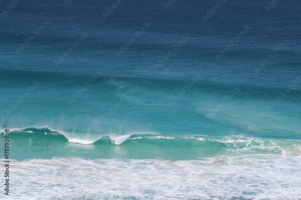 Naklejka premium Blue, turquoise and white ocean water background