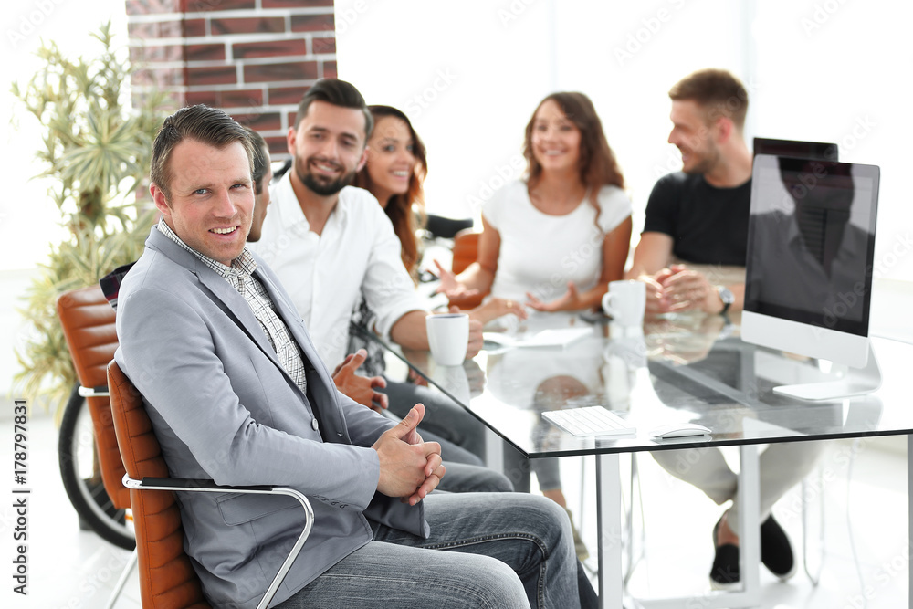 Obraz premium boss and business team on meeting in office