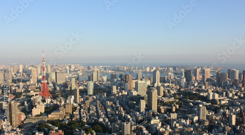 日本の東京都市景観・広がる青空・「港区や東京湾方向などを望む」