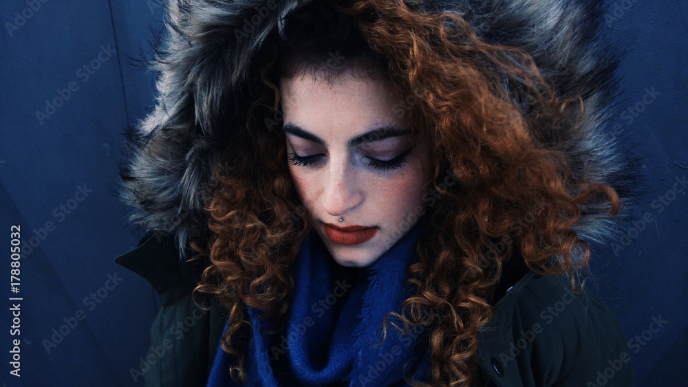 Mujer joven con un gorro de pelo de invierno Mujer joven con un gorro de pelo de invierno