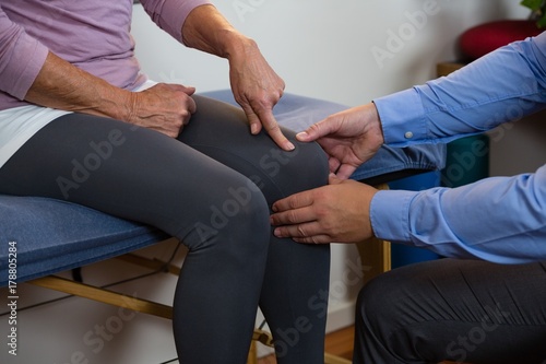 Physiotherapist examining a female patients knee © WavebreakMediaMicro