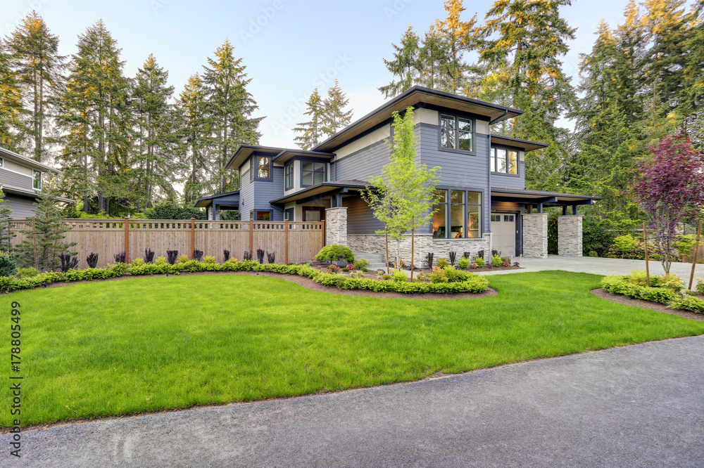 Luxurious home design with modern curb appeal in Bellevue. Luxurious home design with modern curb appeal in Bellevue.