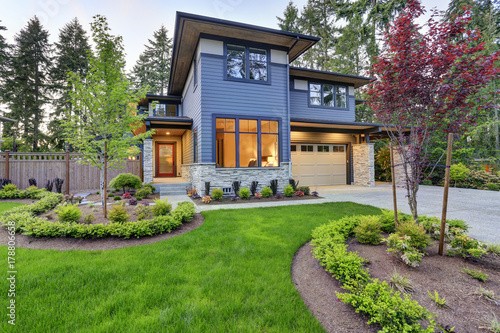 Foto Luxurious home design with modern curb appeal in Bellevue.