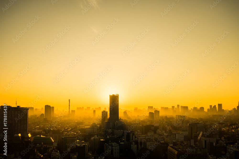 Naklejka premium Sunset city view yellow sky