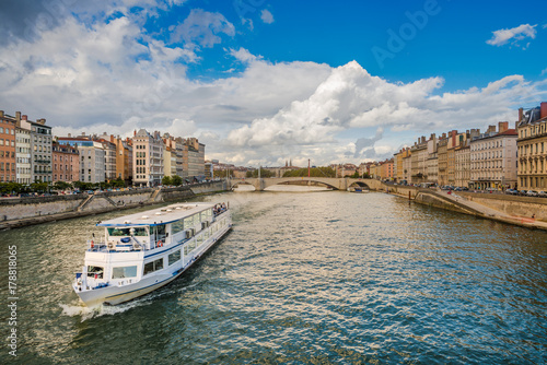 Obraz na płótnie Boat moving down the Saone river in the city of Lyon, France w salonie