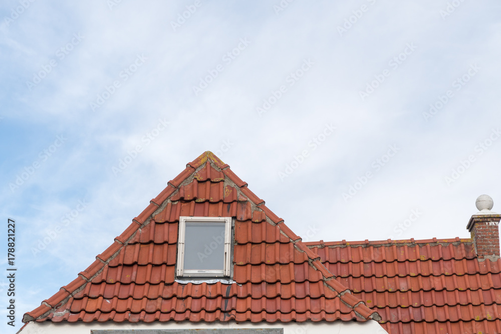 Altes Dach mit einem kleinen Dachfenster