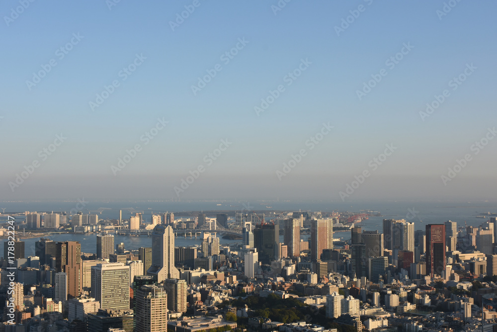 日本の東京都市景観・青空「東京湾や港区方面などのビル群を望む」