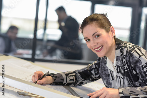 Fotografija draftswoman works on a drawing in a design office