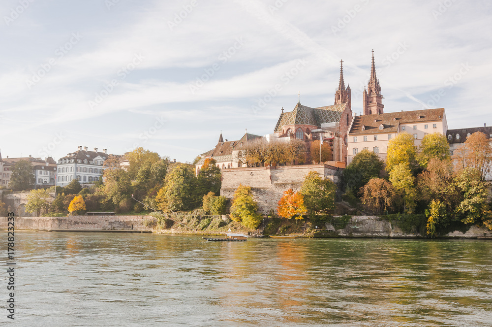 Obraz premium Basel, Stadt, Altstadt, Münster, Kirche, Pfalz, Basler Münster, Rhein, Rheinufer, Grossbasel, Fähre, Rheinfähre, Herbst, Herbstsonne, Schweiz