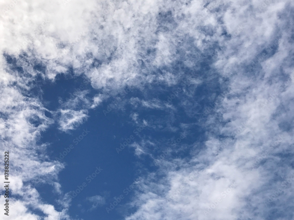 Obraz premium Blue sky with white fluffy clouds