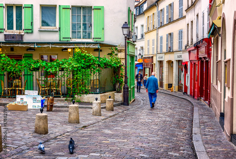 Φωτογραφία View of cozy street in quarter Montmartre in Paris, France