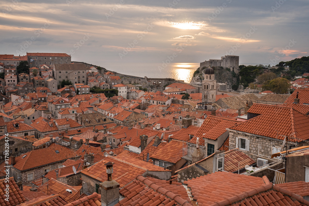 Blick auf Altstadt Dubrovnik und Festung Lovrijenac von der Stadtmauer