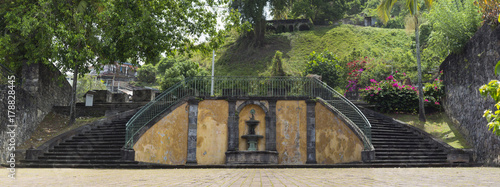 Escaliers de l'ancien théâtre de Saint-Pierre en Martinique photo