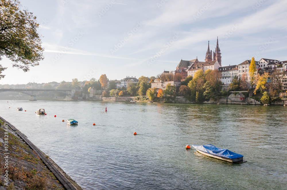 Naklejka premium Basel, Altstadt, Stadt, Münster, Kirche, Pfalz, Rhein, Rheinufer, Fähre, Grossbasel, Wettsteinbrücke, Herbst, Herbstsonne, Kleinbasel, Schweiz