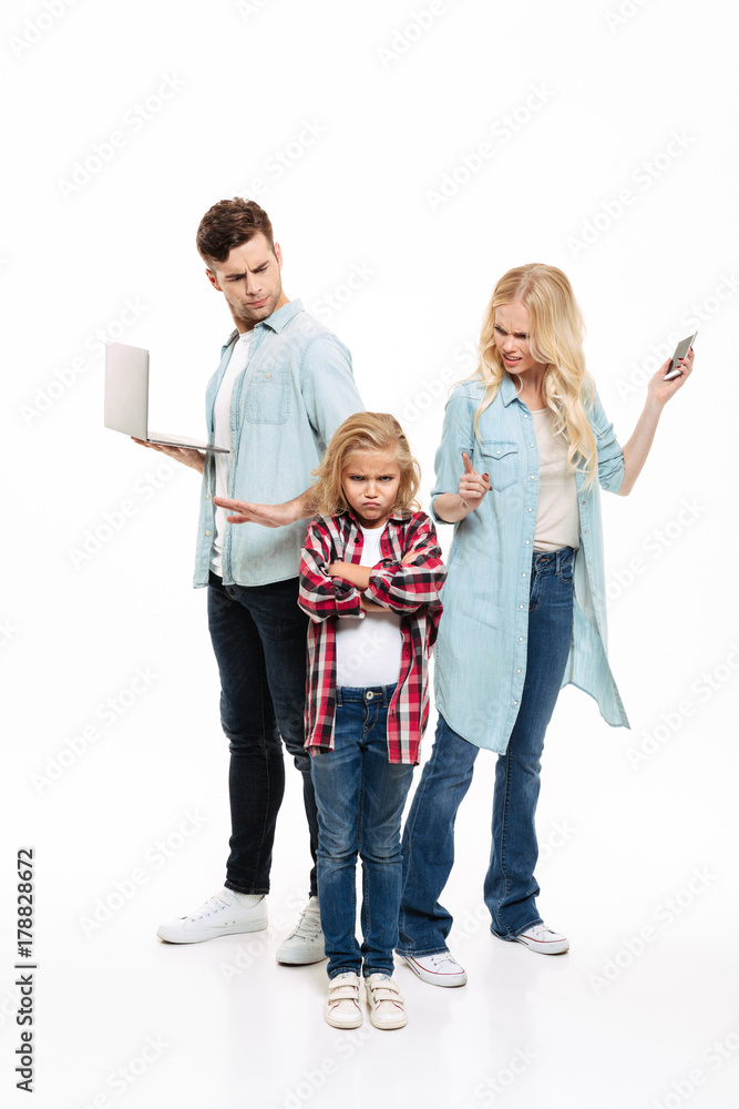 Obraz premium Full length portrait of a busy family having and argument