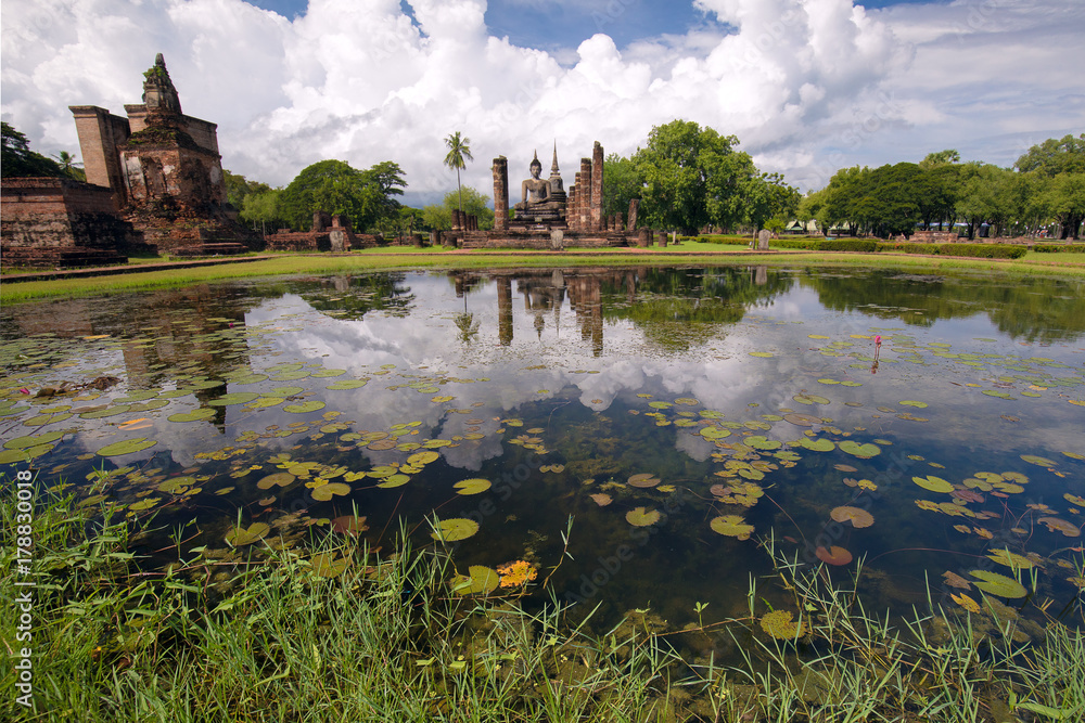 タイ国スコータイの遺跡と蓮の池