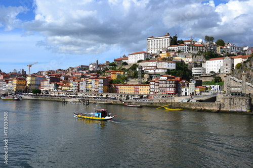 Maisons color  es sur le Douro de Porto