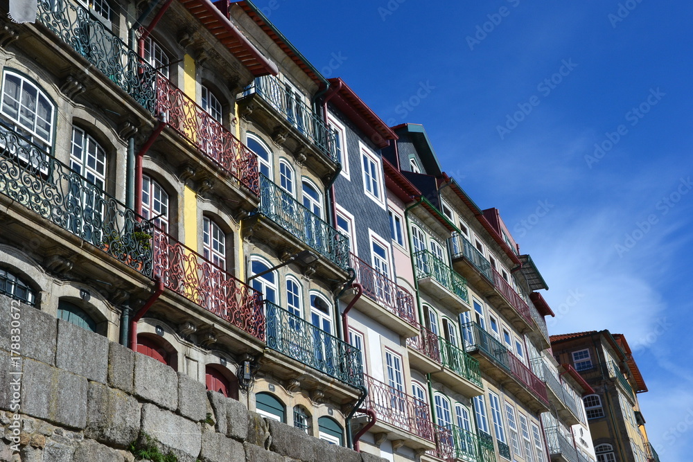 maison de couleur à Porto
