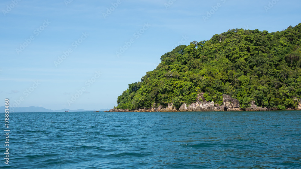 Naklejka premium Sea and mountains in island Krabi, Thailand.