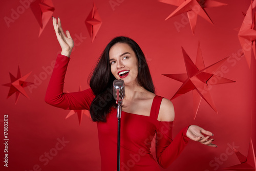Canvas Print Girl singing and holding microphone