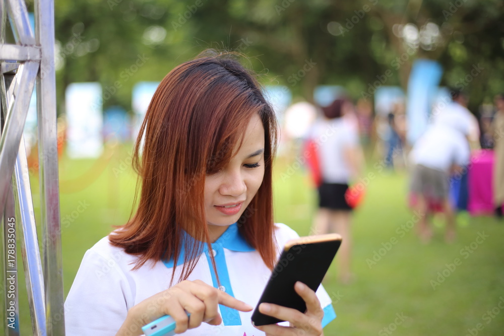 Fototapeta premium スマートフォンを使う女性