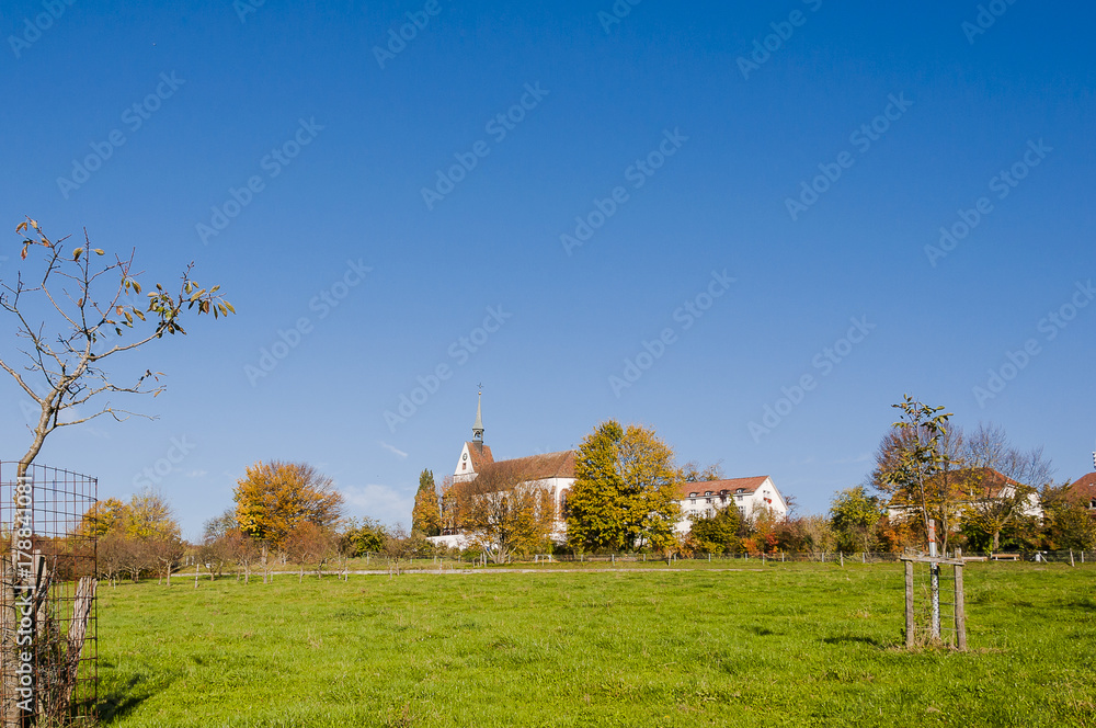 Obraz premium St. Chrischona, Kirche, Wanderweg, Landwirtschaft, Obstbäume, Wiese, Bettingen, Riehen, Basel, Herbst, Herbstspaziergang, Schweiz