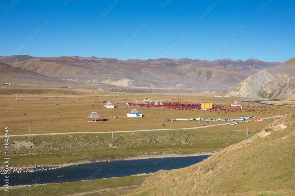 Obraz premium Tibetan monks pilgrims in Buddha festival in Yarchen Gar monastery Baidu city , China