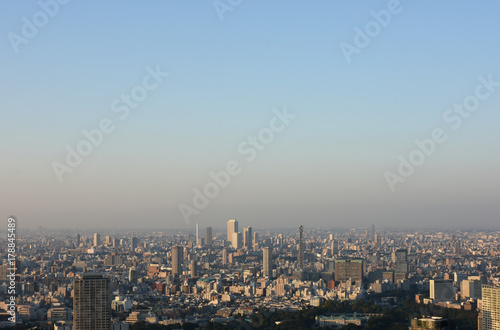 日本の東京都市景観・青空と豊島区の高層ビル群などを望む © Ryuji