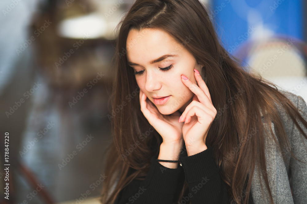 Portrait of a young beautiful woman in a urban background Portrait of a young beautiful woman in a urban background