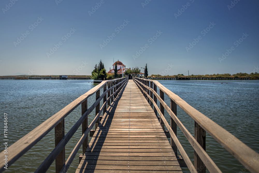 Naklejka premium Most do starego kościoła