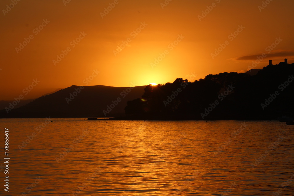 Sonnenuntergang, Berge und Meer Sonnenuntergang, Berge und Meer