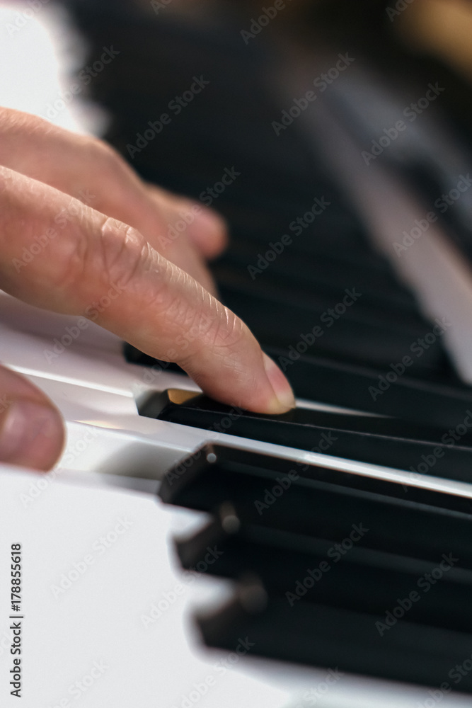 Obraz premium Man's hands playing the Piano