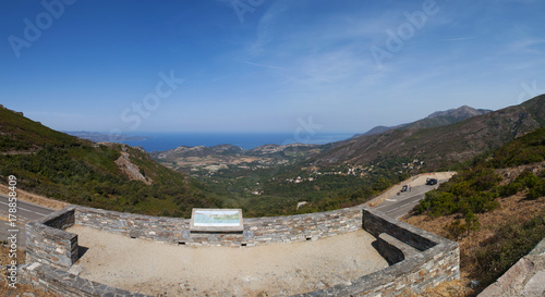 Corsica, 28/08/2017: il paesaggio selvaggio dell'Alta Corsica con le montagne, i vigneti e i campi di grano visto da un belvedere