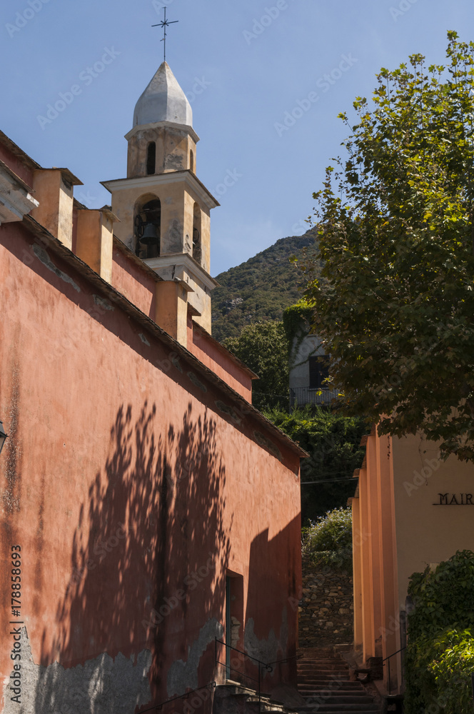 Fototapeta premium Corsica, 28/08/2017: dettagli architettonici della chiesa rosa di Santa Giulia (XVI secolo) a Nonza, uno dei borghi più famosi del Capo Corso