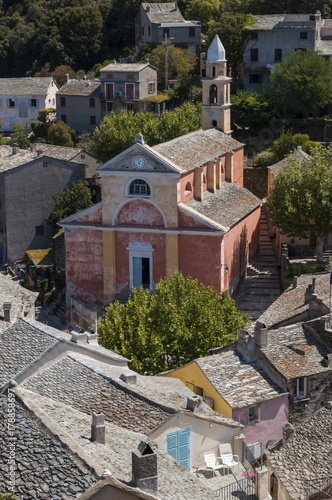Corsica, 28/08/2017: la chiesa rosa di Santa Giulia (XVI secolo) nello skyline di Nonza, uno dei borghi più famosi del Capo Corso