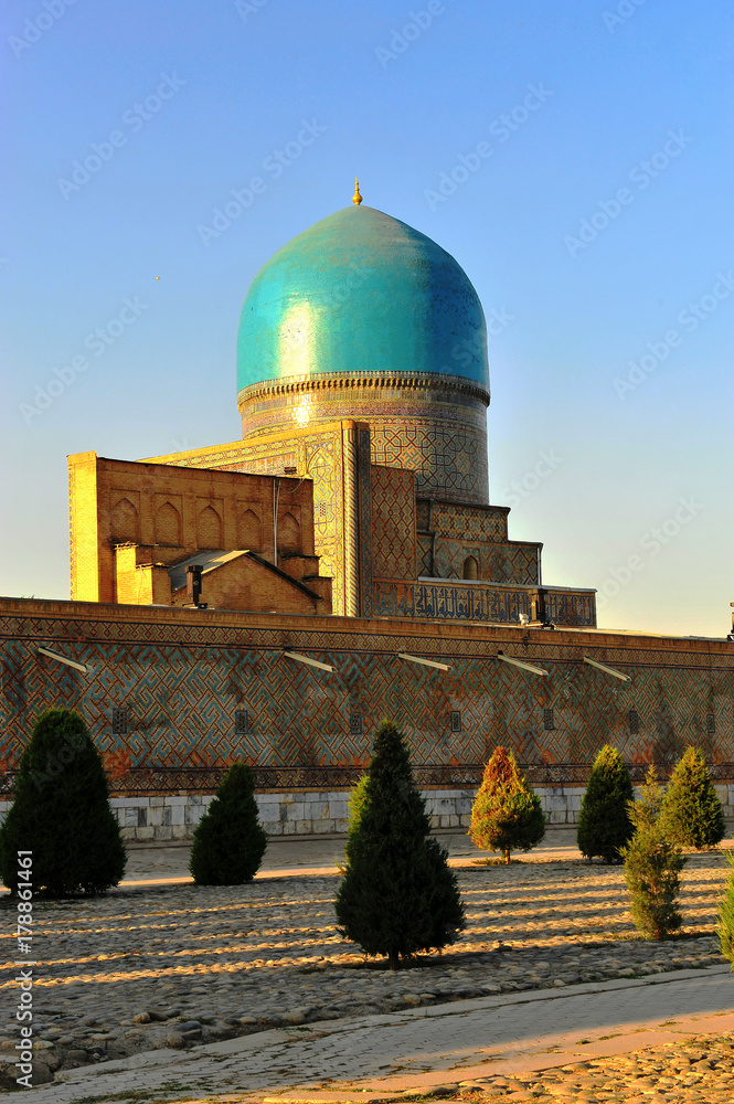 Fototapeta premium Samarkand: medieval mosque on sunset