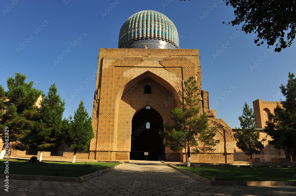 Samarkand: entrance to the mosque