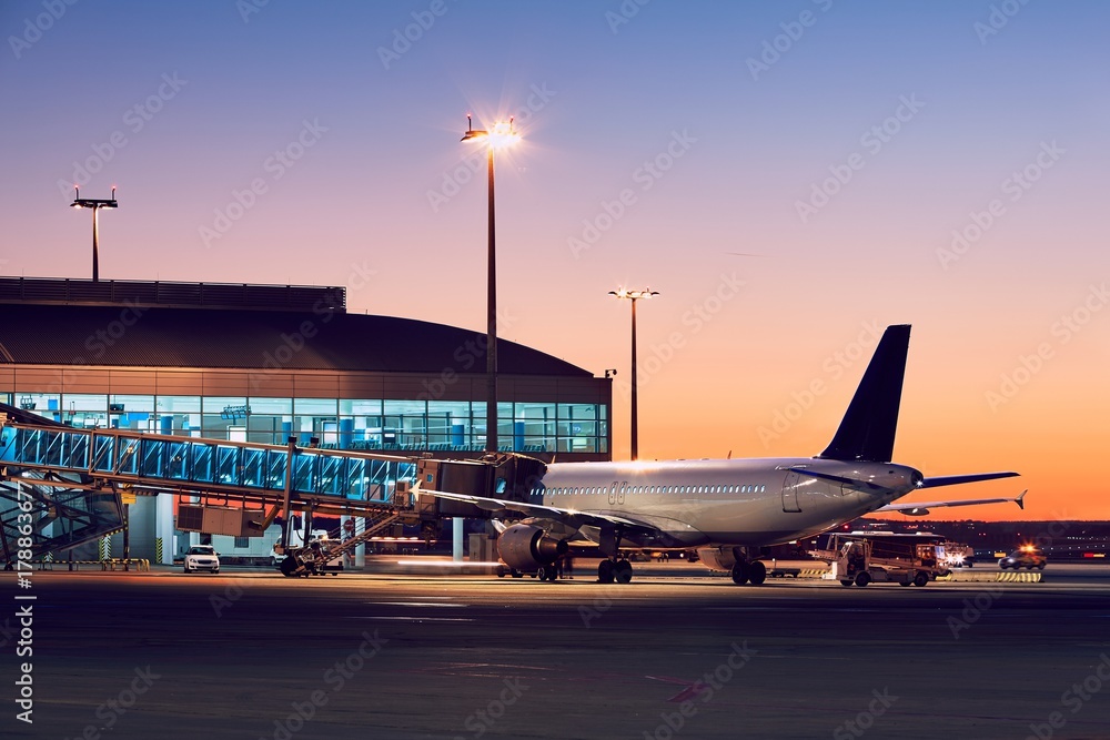 Fototapeta premium Lotnisko przy kolorowym zmierzchem