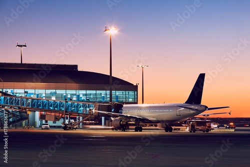Photo Airport at the colorful sunset