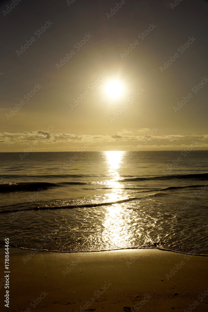 Naklejka premium Early Morning Sunrise on Waimanalo Beach on Oahu, Hawaii over the clouds