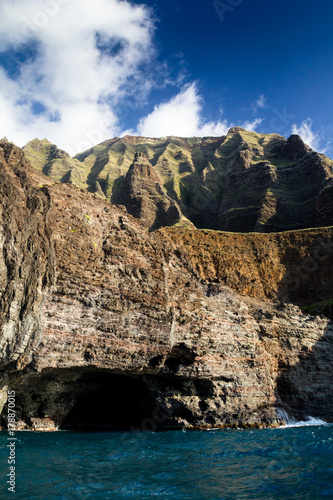 Blick vom Meer aus auf die berühmte Na Pali Coast an der Nordostküste von Kauai, Hawaii, USA.