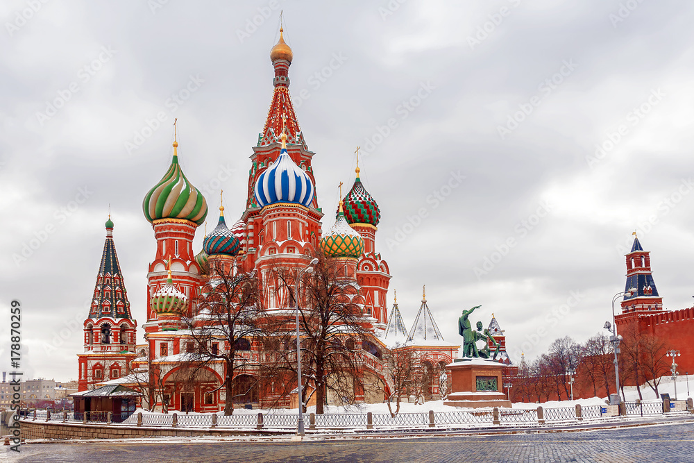 Obraz premium winter view of St. Basil's Cathedral in Moscow
