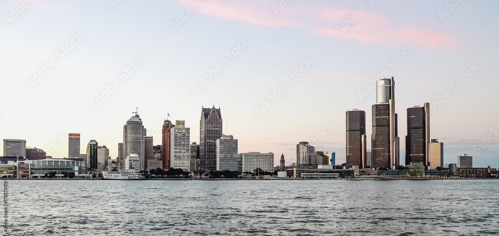 Obraz premium Detroit City Skyline at dusk as viewed from Windsor, Ontario, Canada.