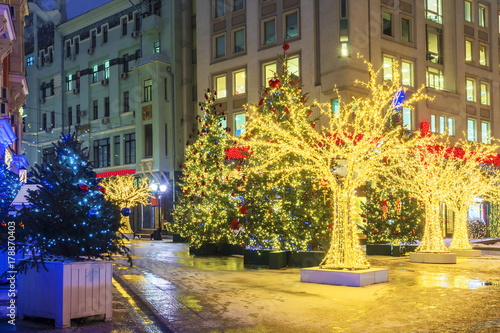 Obraz na płótnie Christmas in Moscow. Decorated for the New Year pedestrian street of Moscow w salonie