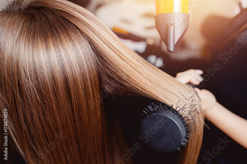 Photographie Close-up de sèche-cheveux pour le séchage des cheveux, concept salon de coiffure, styliste féminine