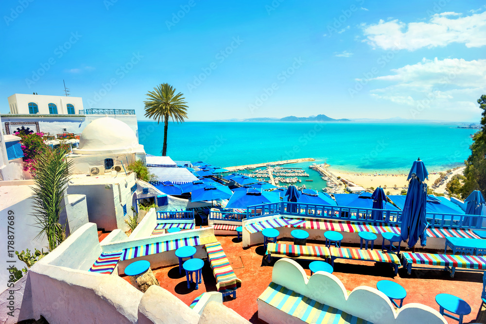 Fototapeta premium Widok z góry na morze i taras kawiarni w Sidi Bou Said. Tunezja, Afryka Północna