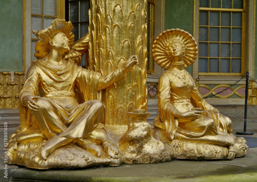 Prunkvolle Goldfiguren an einer Säule