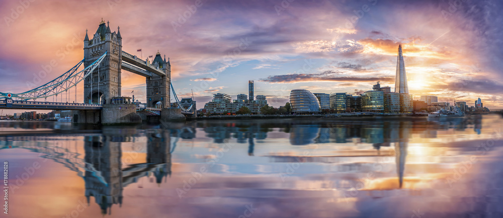 Fototapeta Od Tower Bridge do London Bridge, panoramę Londynu o zachodzie słońca
